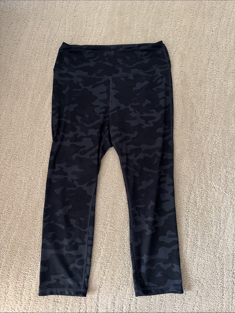 Women’s Black Camo 3/4th Cropped Active Leggings